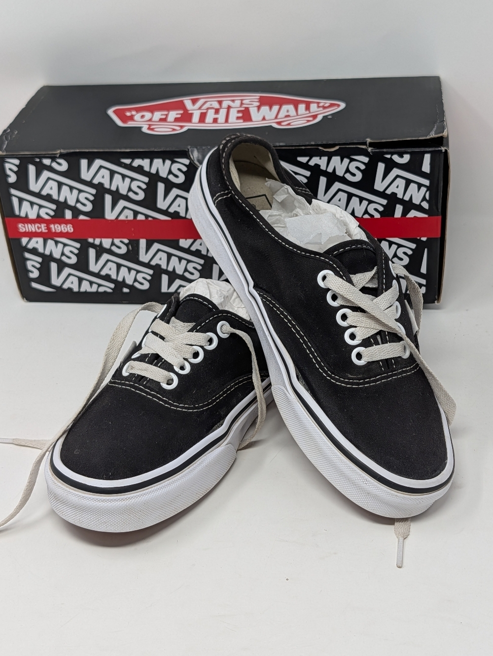 VANS Men's Authentic Black White Lace Up  Men's Size 6.5 Women's Size 8. 721565